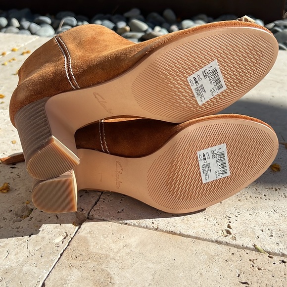 NIB Clark’s tan suede open-toe, zip-up booties - Picture 5 of 7